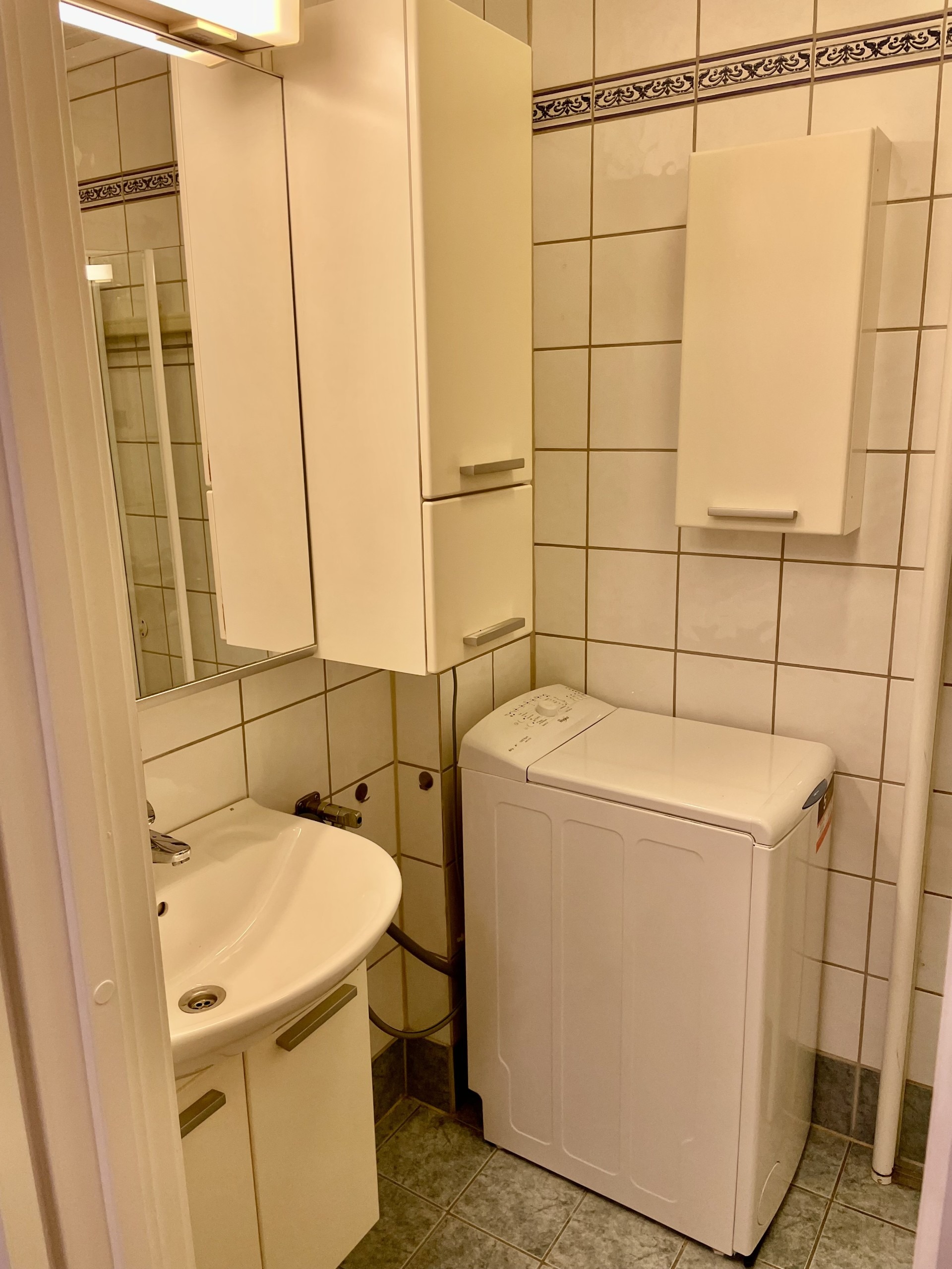 Rikelig med skapplass på bad, samt egen vaskemaskin